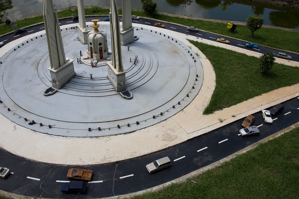 Car crash at the democracy monument